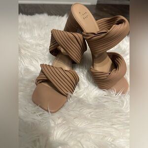 NWOT A New Day Jessa Mule Heels